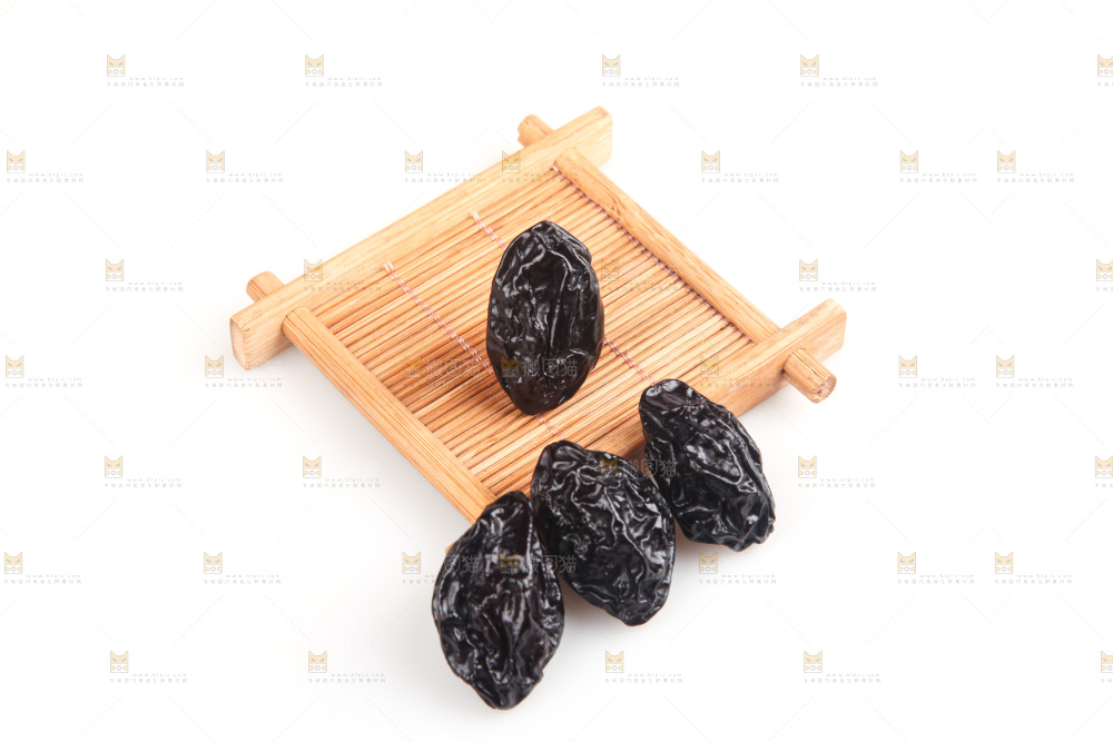 白底上的西梅干