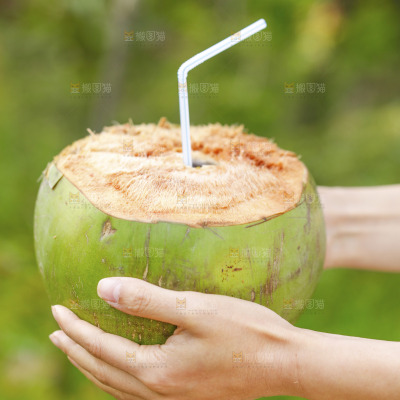 手里拿着新鲜椰青