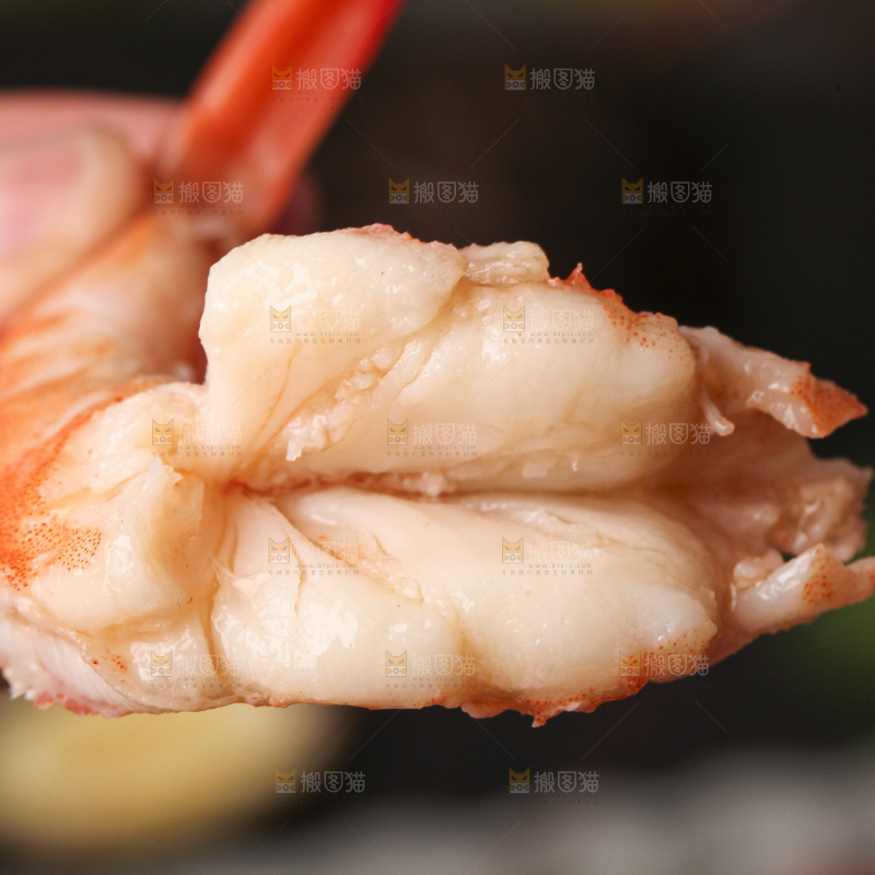 盘子里的蒜蓉虾