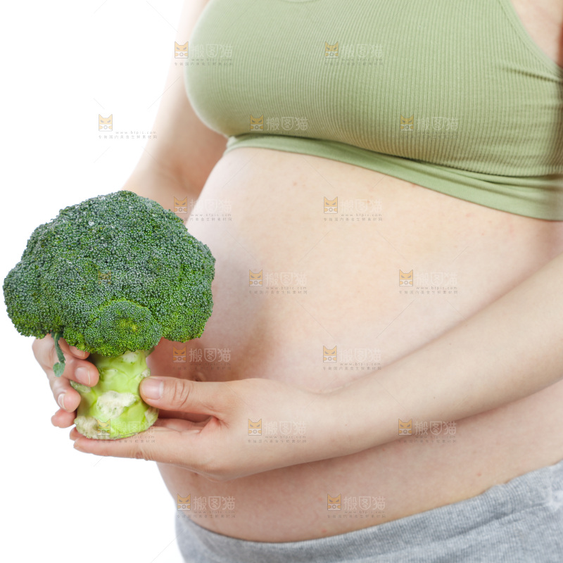 孕妇手里拿着西兰花