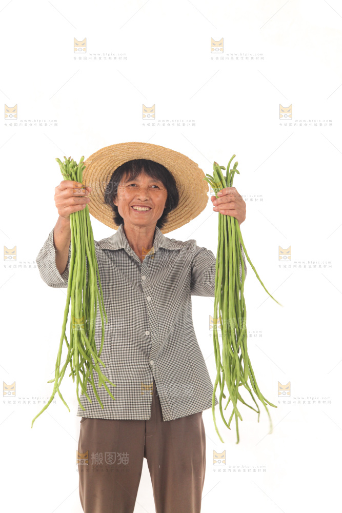 手里拿着长豇豆