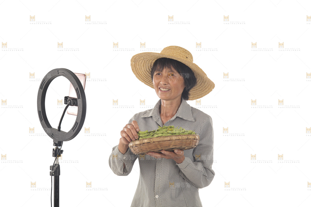 手里拿着现摘毛豆