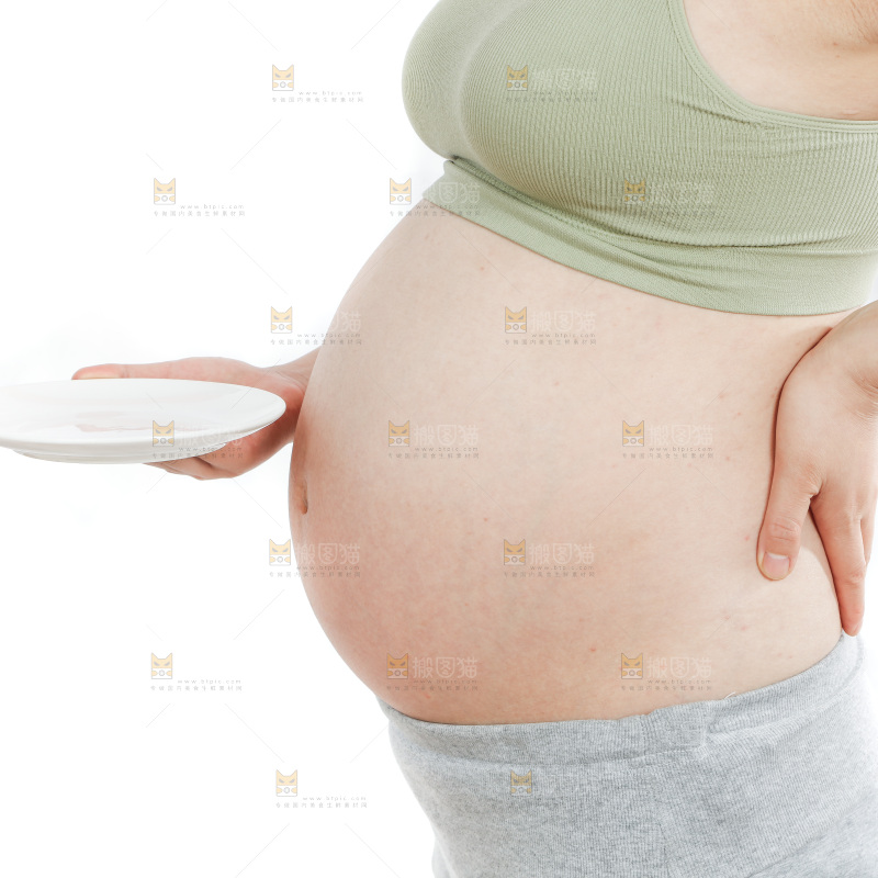 孕妇手里拿着水果