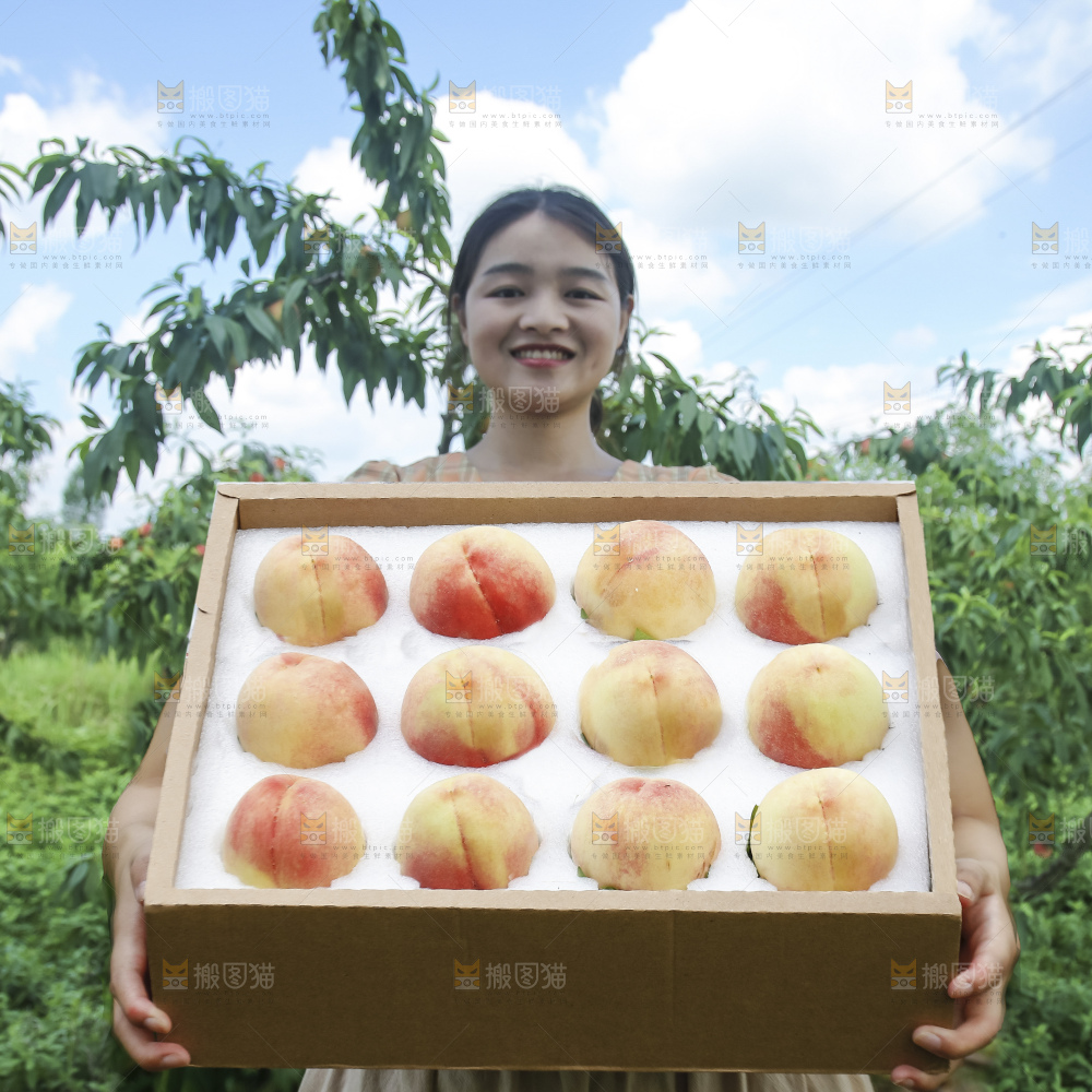 手里拿着阳山水蜜桃