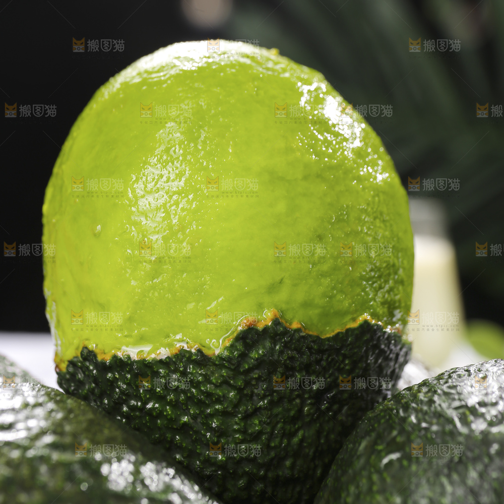 深底上的牛油果