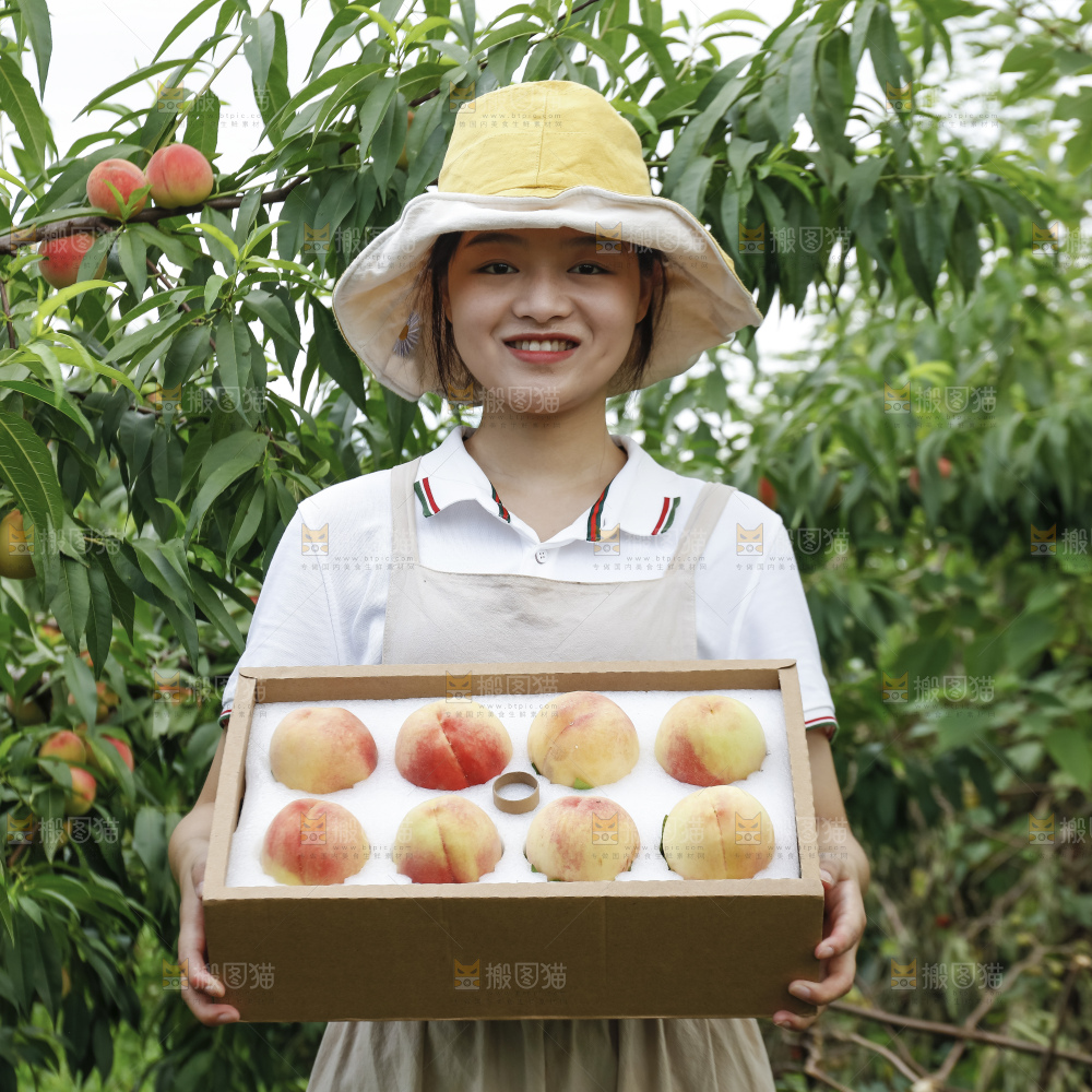 手里拿着阳山水蜜桃