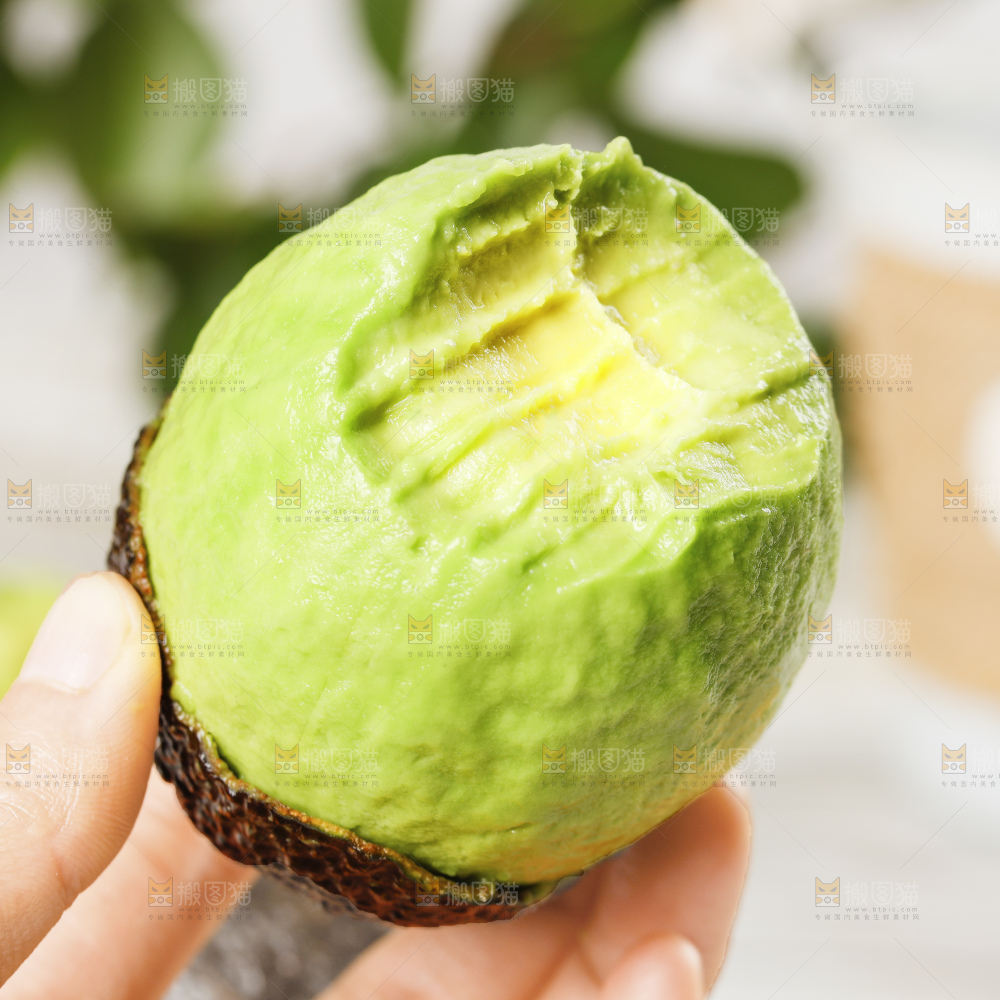 深底上的牛油果