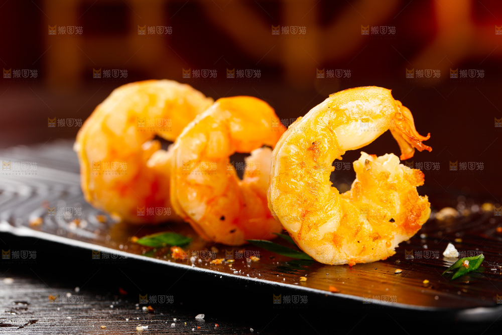 深底上的椒盐虾仁