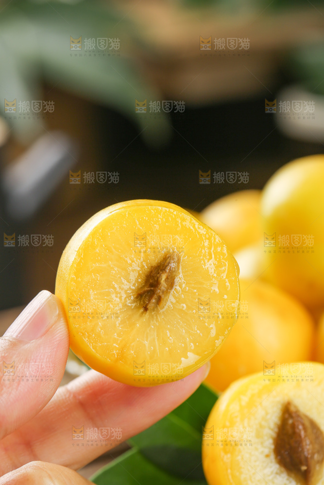 深底上的新鲜小白杏