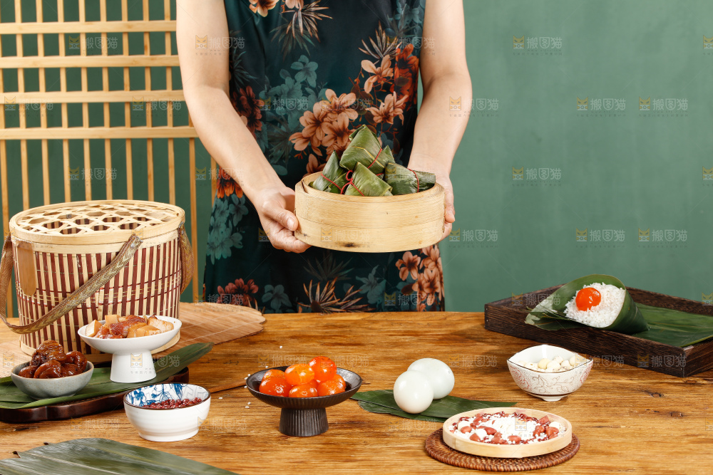 深底上的粽子制作