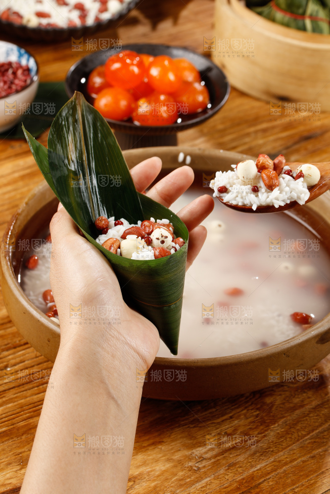 深底上的粽子制作