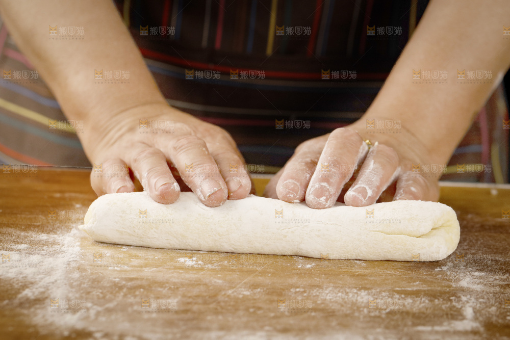 深底上的面团