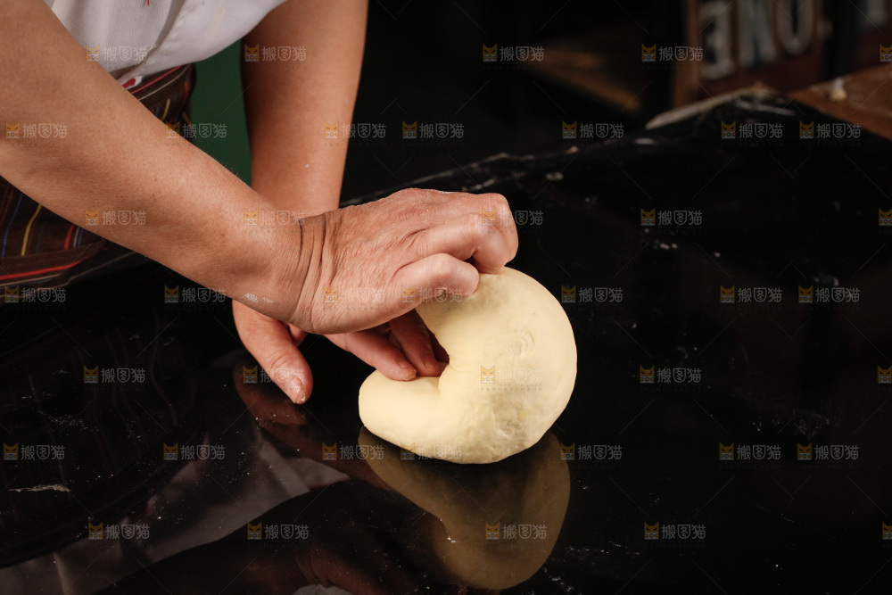 深底上的面团