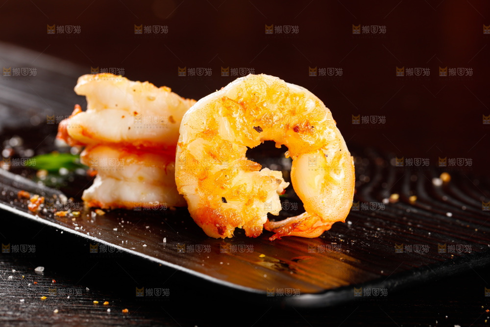 深底上的椒盐虾仁