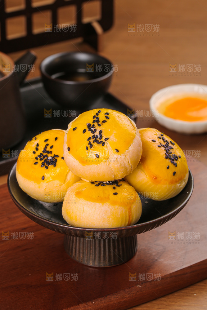 深底上的蛋黄酥