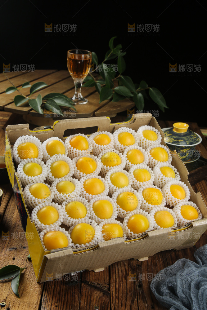 深底上的新鲜小白杏