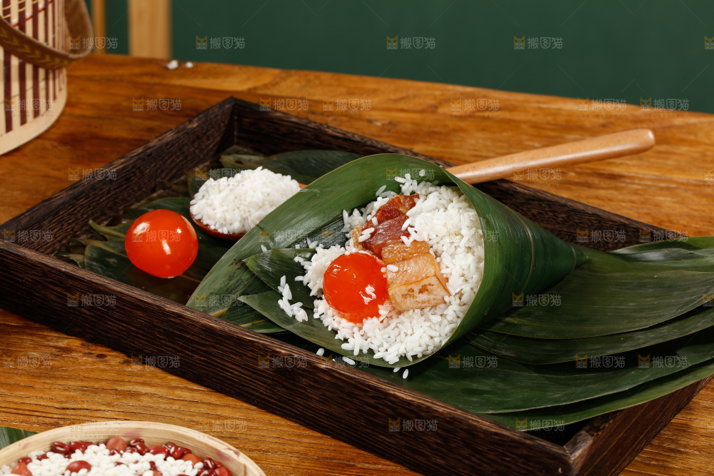 深底上的粽子制作
