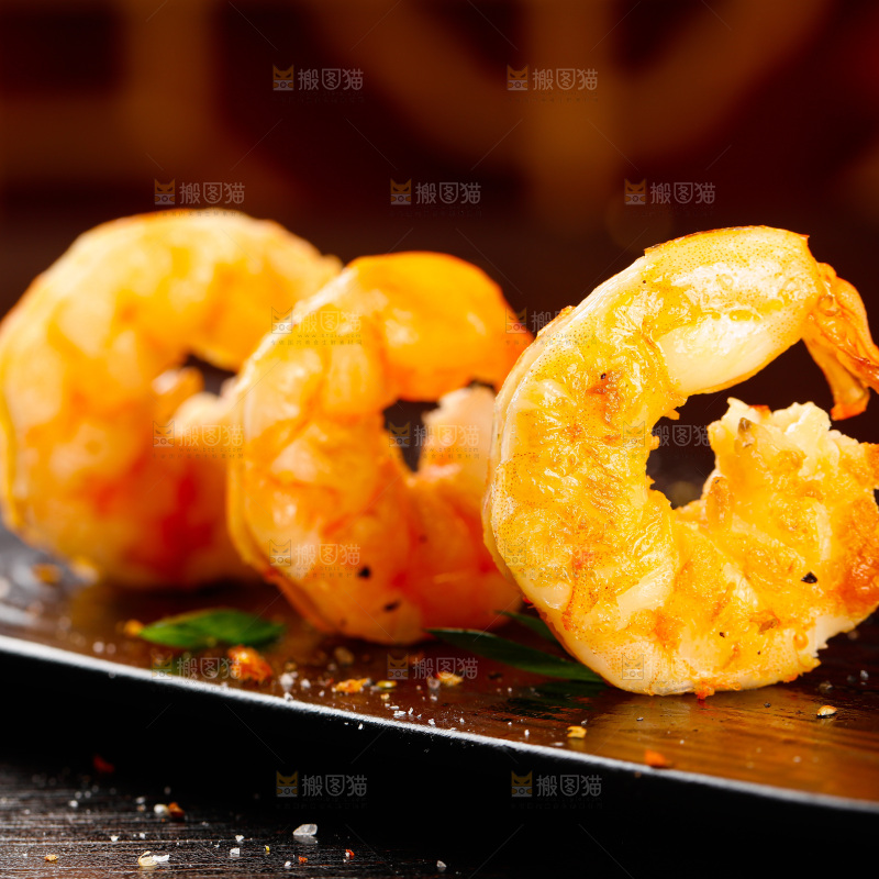 深底上的椒盐虾仁