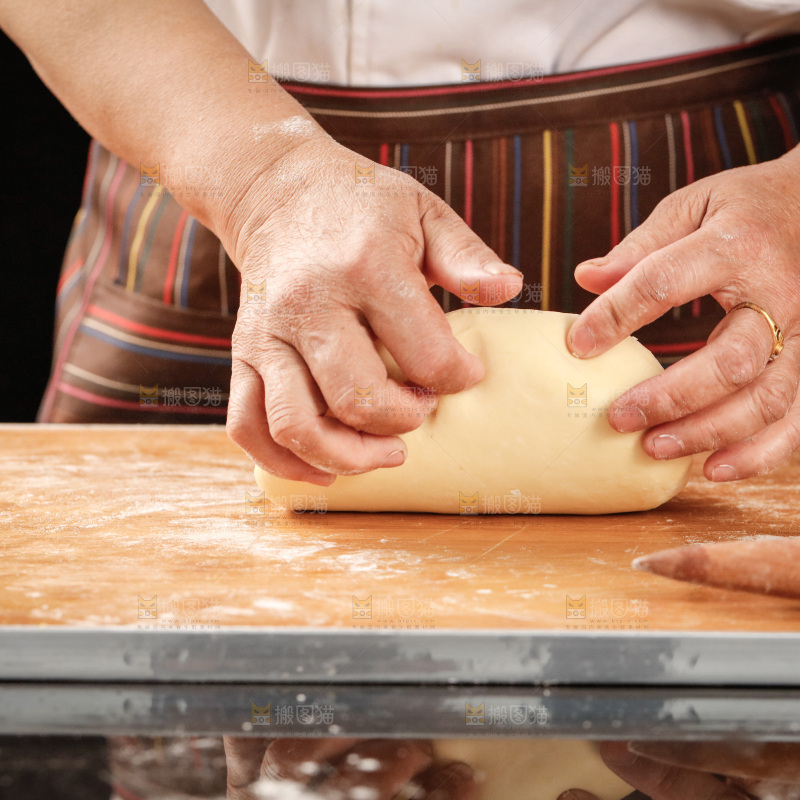 深底上的面团