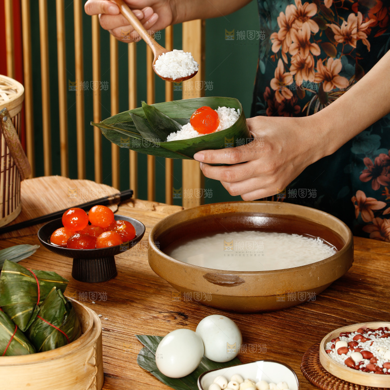 深底上的粽子制作