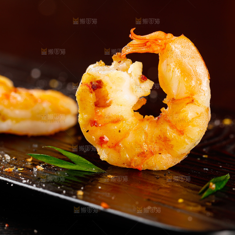 深底上的椒盐虾仁
