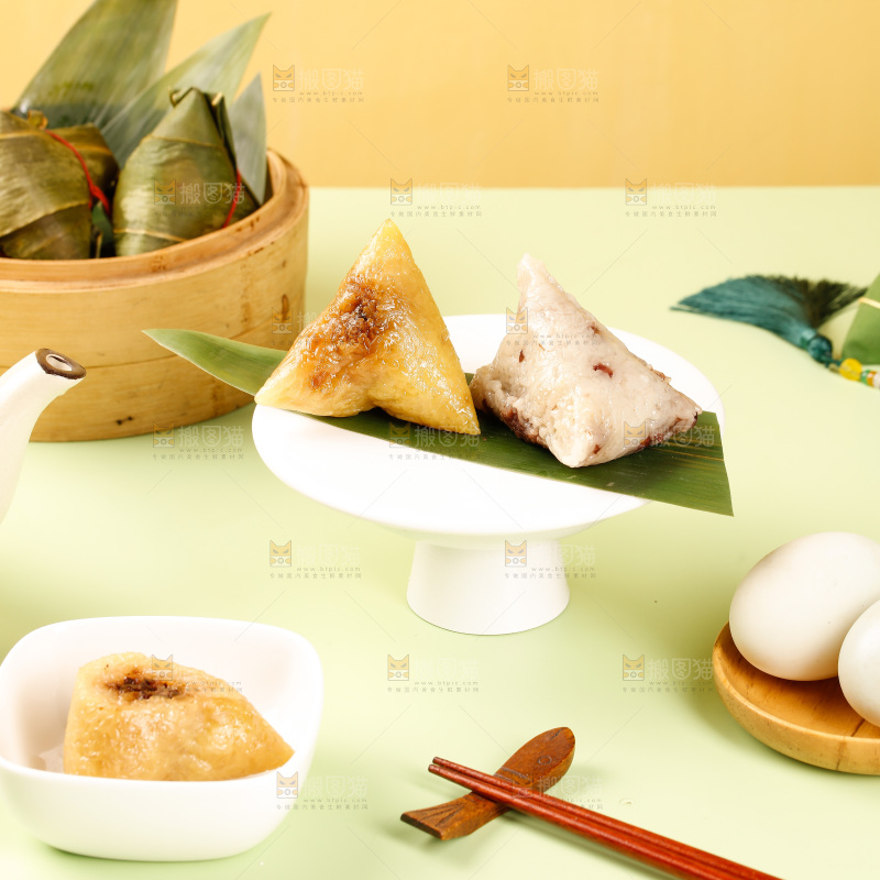浅底上的糯米粽子
