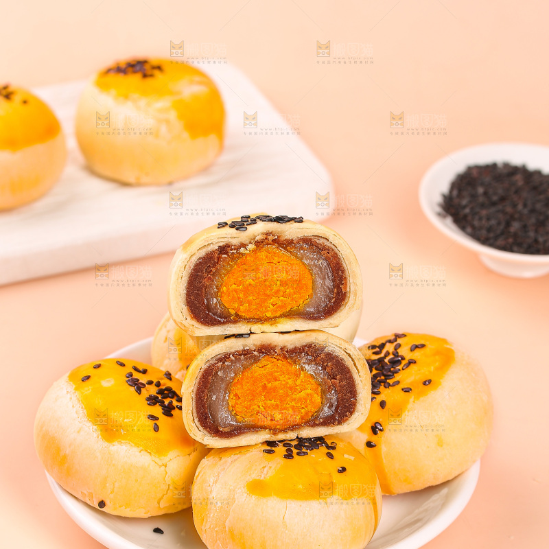浅底上的蛋黄酥