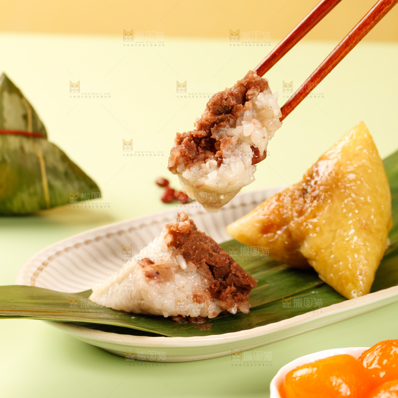 浅底上的糯米粽子