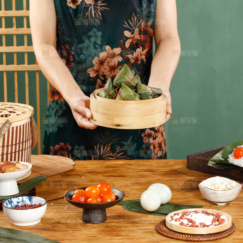 深底上的粽子制作