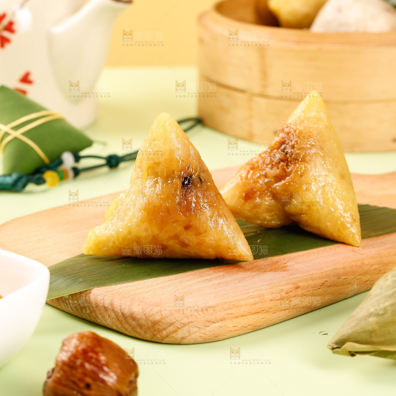 浅底上的糯米粽子
