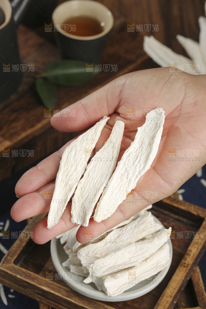 木底上的山药干片