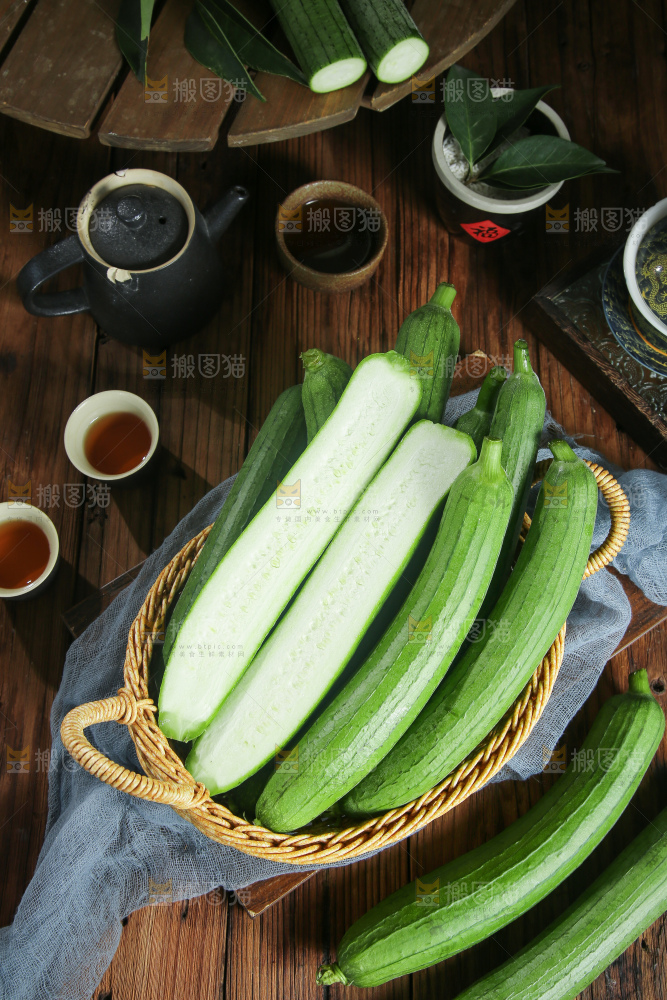 木底上的长丝瓜