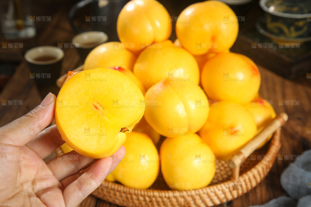 深底上的黄油桃