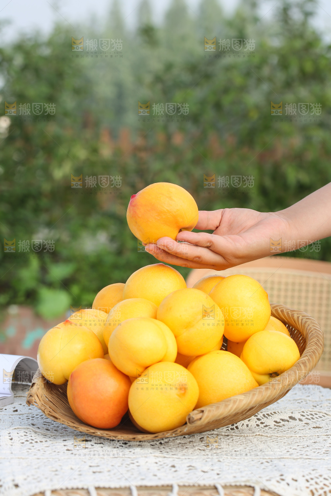 手里拿着黄油桃