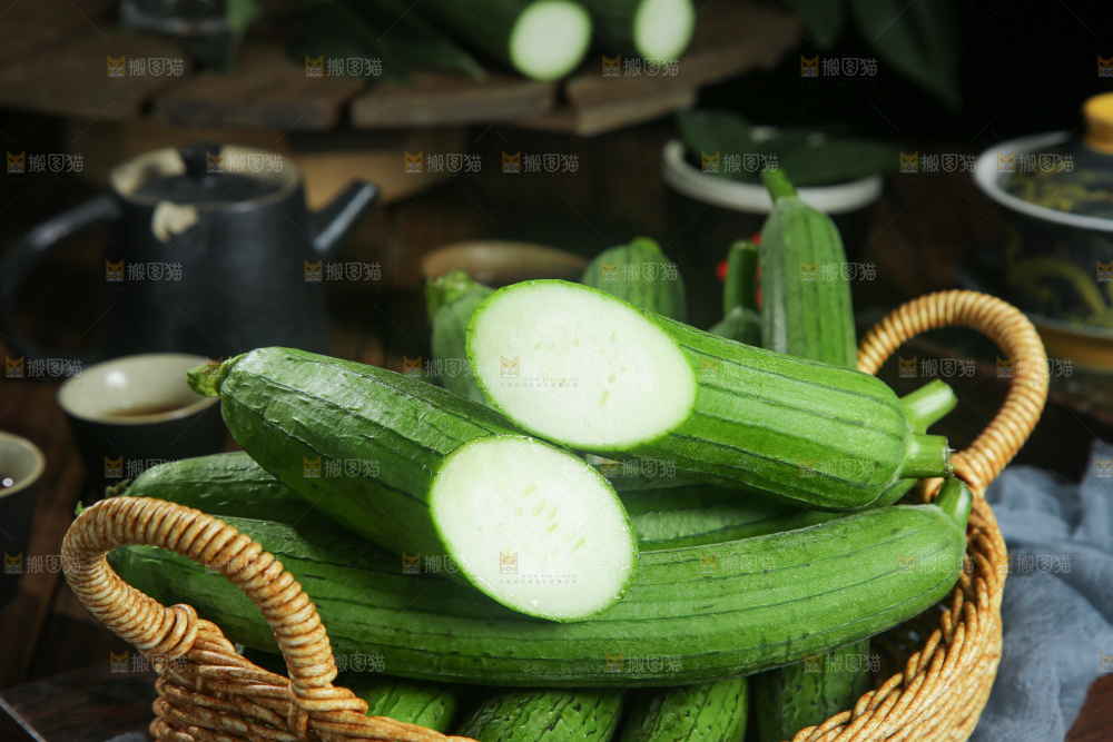 木底上的长丝瓜