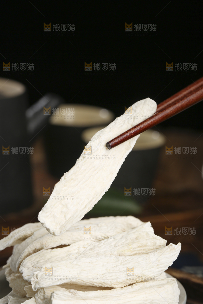 木底上的山药干片