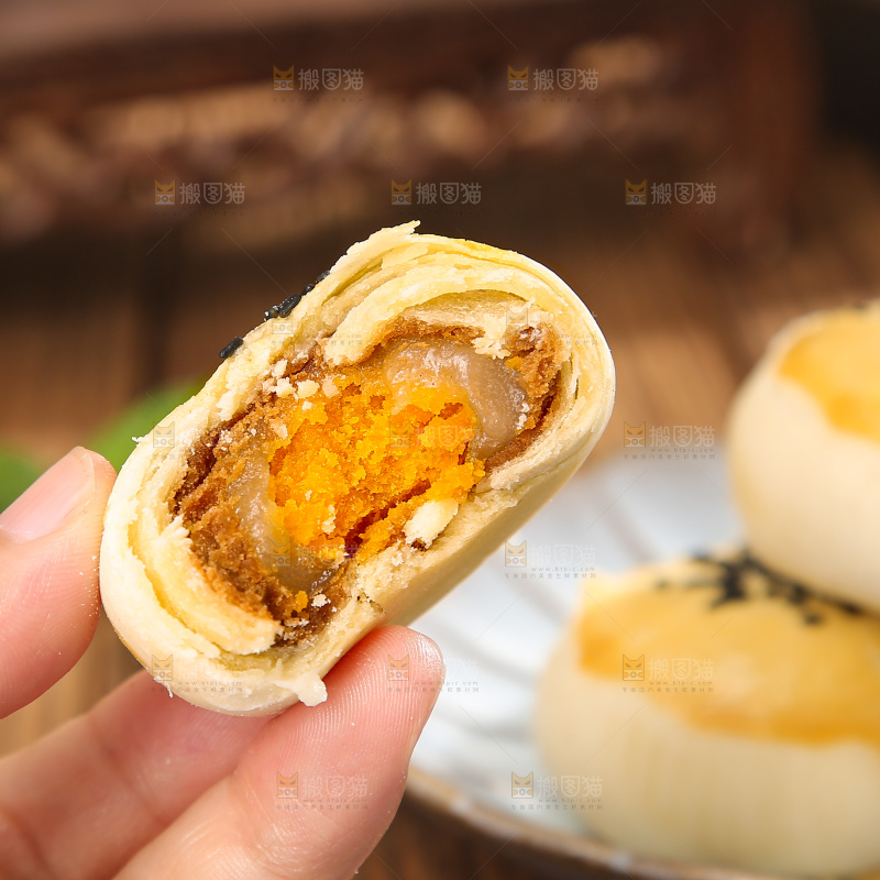 深底上的蛋黄酥