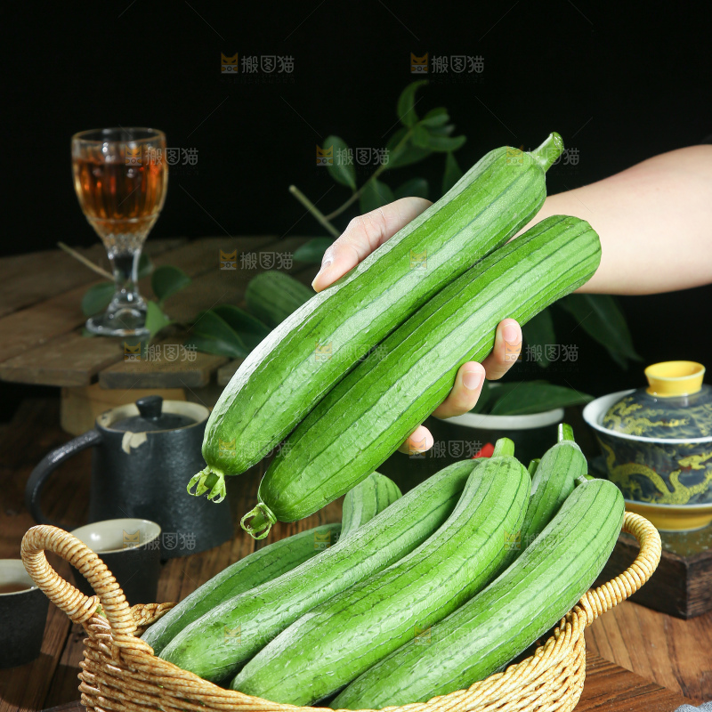 木底上的长丝瓜