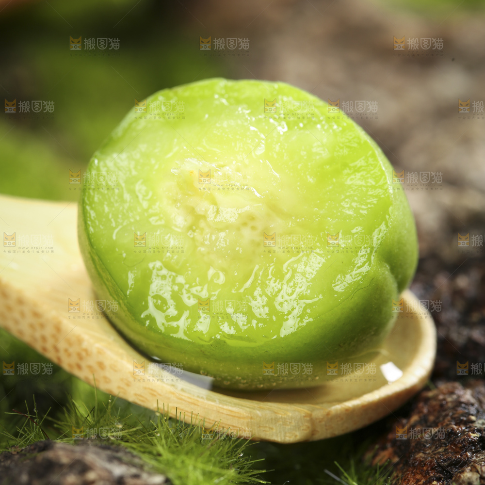 木底上的新鲜青梅