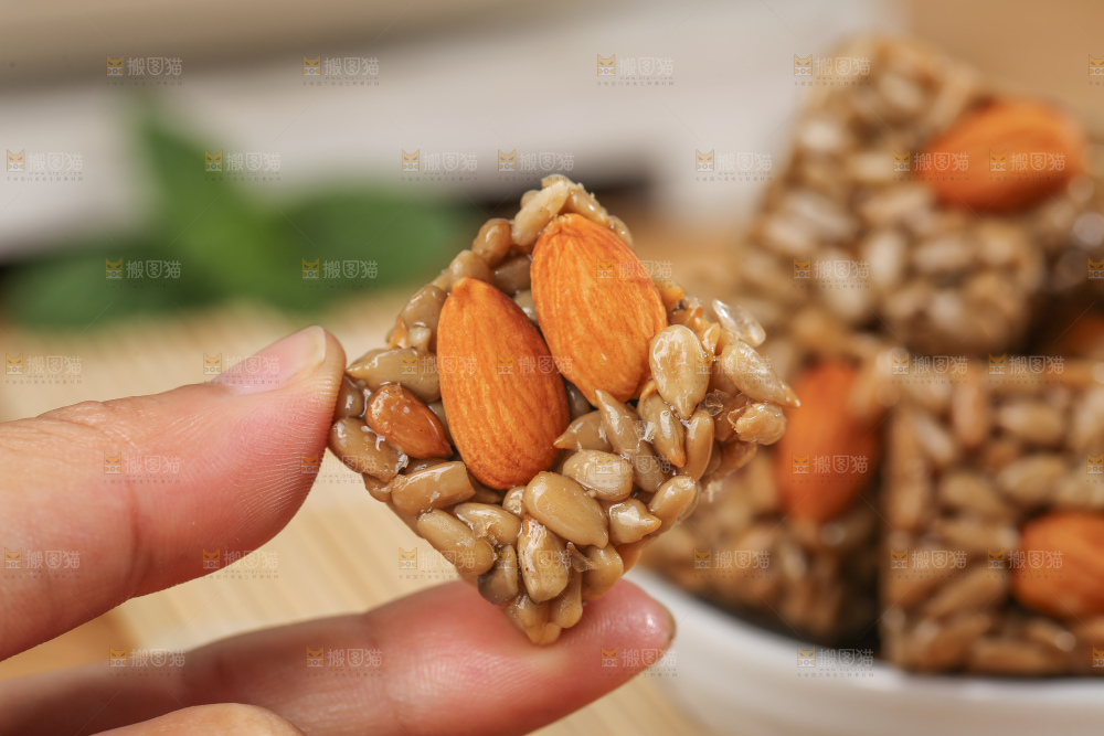 浅底上的巴旦木瓜子仁酥