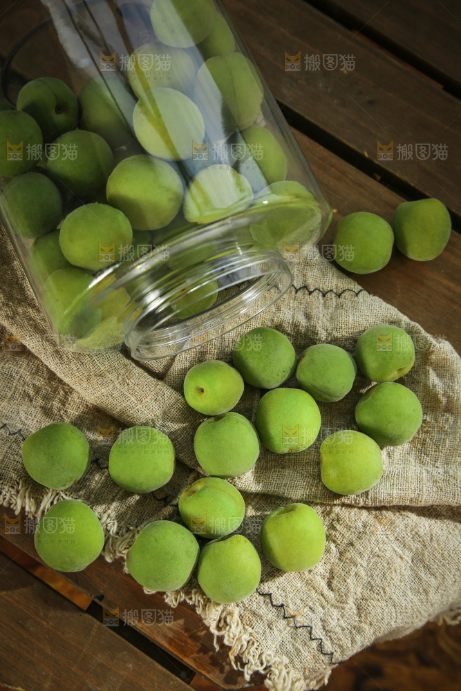木底上的新鲜青梅