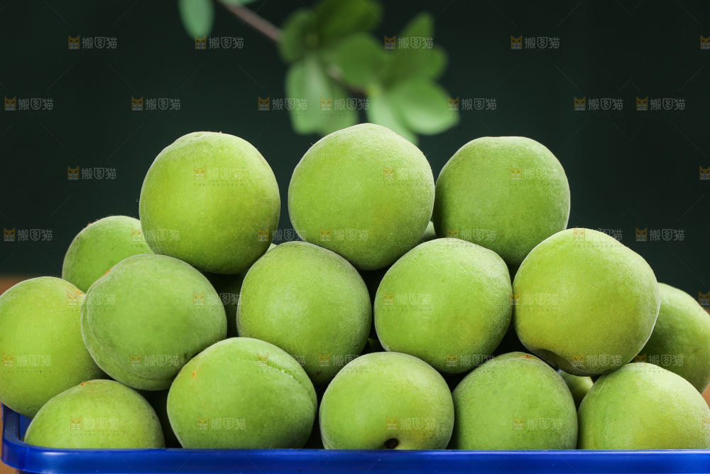 木底上的新鲜青梅