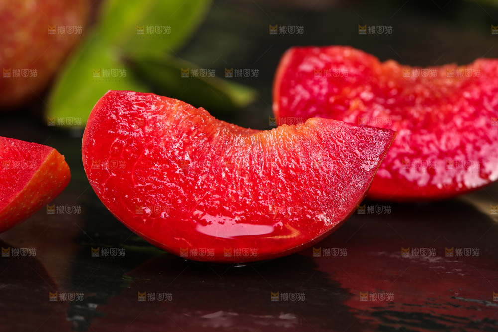 木底上的红肉三华李