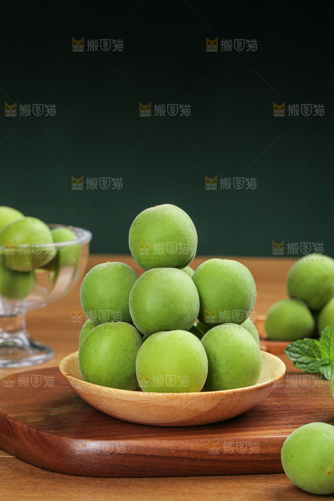 木底上的新鲜青梅