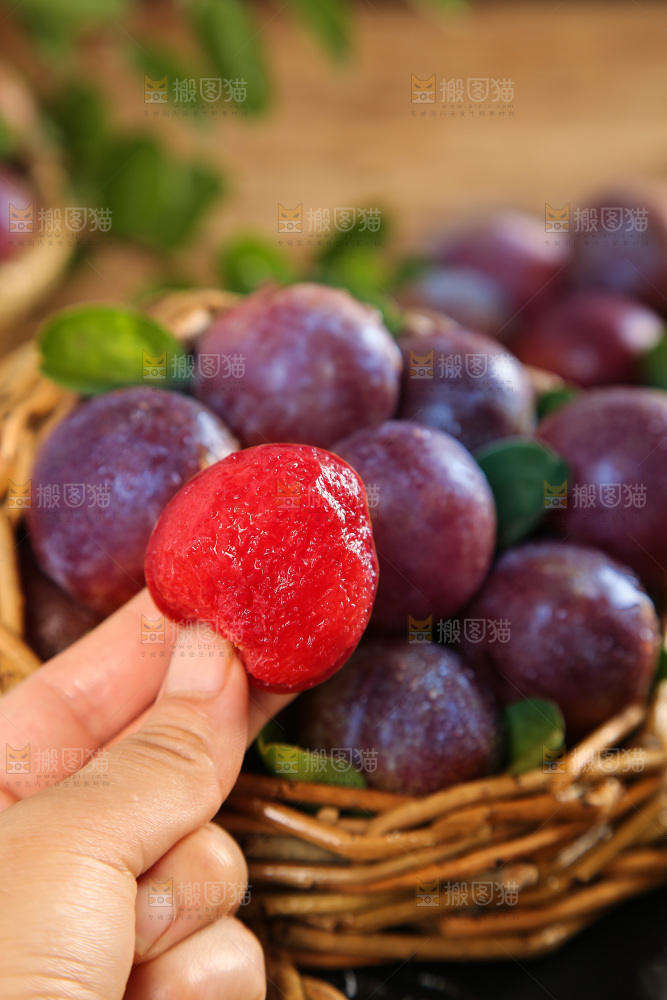 木底上的红肉三华李