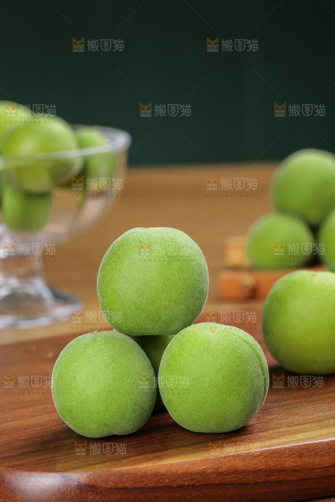 木底上的新鲜青梅