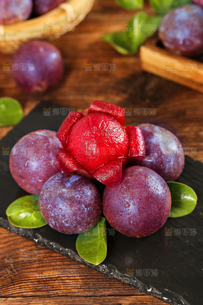 木底上的红肉三华李