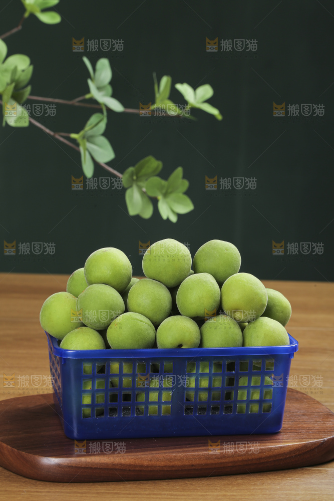 木底上的新鲜青梅
