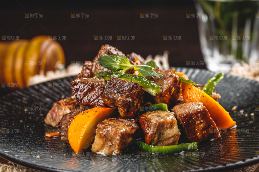 盘子里的黑椒牛肉粒