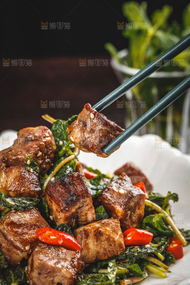 盘子里的薄荷牛肉